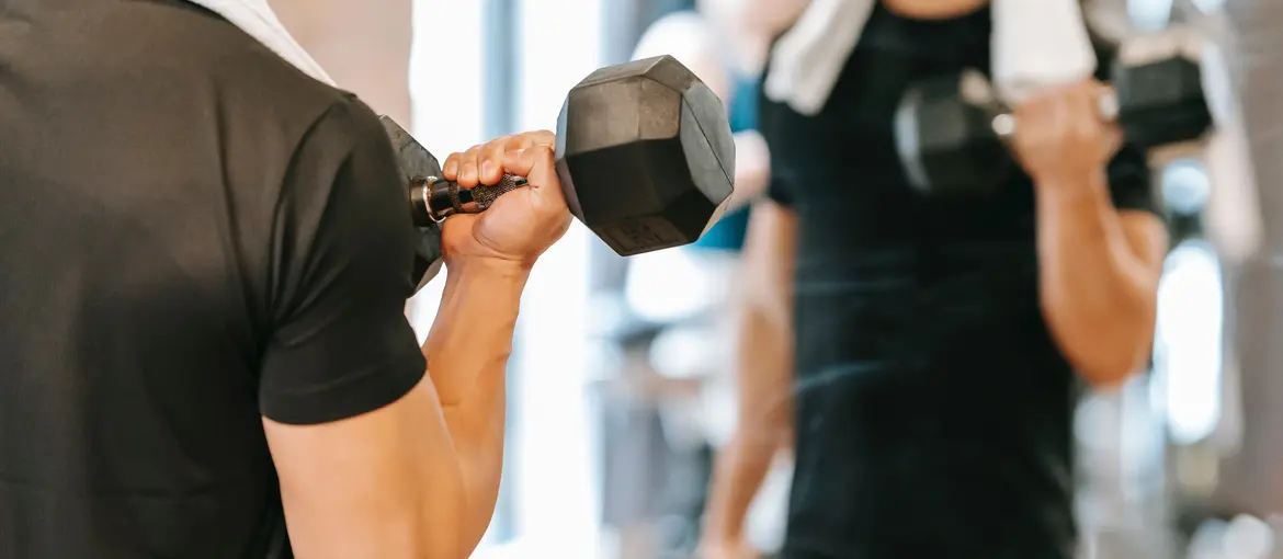 7 beste bicep oefeningen voor grotere biceps